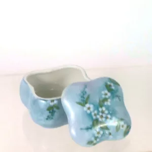 Caja de baratijas de porcelana en forma con tapa azul floral - Imagen 1 de 6