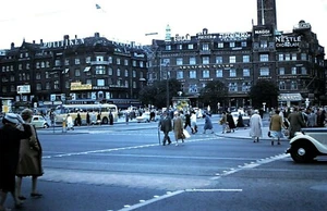 Dia 1961, belebte Straßenszene, Architektur, Beschilderung, Fußgänger, Autos, Bus - Bild 1 von 1