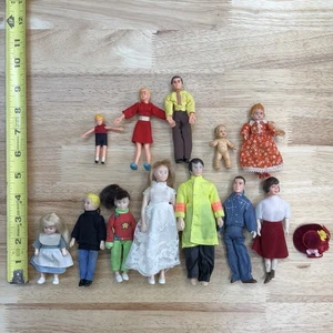 Ancienne maison de poupée famille mini poupées figurines pliées Marx Toys Horsman lot de 12 - Photo 1/9
