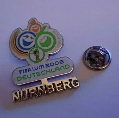 MARKENLOS FIFA Deutschland WM 2006 Spielort Nürnberg Pin NEU (M81)