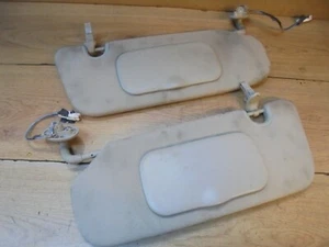 Jeep Cherokee KJ 2004 PAR DE PARASOLES DE TELA CREMA CON 2 ESPEJOS Y CLIPS - Imagen 1 de 4