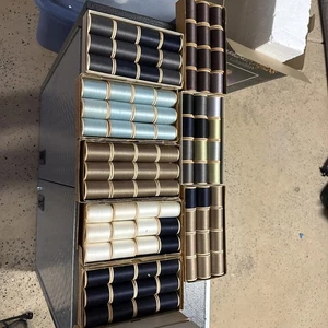 Vintage American Thread Company Twist de Lux - riesiges Set - 17 Boxen - 205 Spulen. - Bild 1 von 5