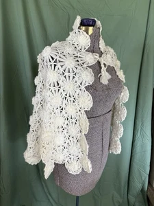 Vintage Crochet Shawl White Floral Wrap Boho Chic Cottage Core Daisy Scalloped - Picture 1 of 6
