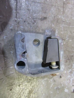 Volkswagen VW Bug Beetle 1963 puerta atasco golpeador pestillo placa de captura lado del pasajero Foto 1 de 2