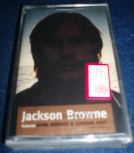 JACKSON BROWNE - LOOKING EAST - MC NUOVA E SIGILLATA (NEW & SEALED) - Foto 1 di 1