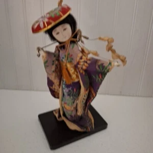 Geisha Puppe 9 Zoll mit Hut auf Holzständer Made in Japan Hut ist ungeklebt löst sich - Bild 1 von 6