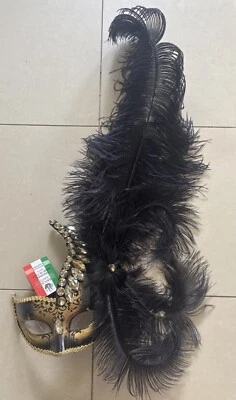 Máscara veneziana feita à mão na Itália ouro preto renda penas meia máscara facial - Imagem 1 de 4