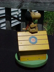Caja de música vintage 1968 Schmid Bros. Snoopy Red Baron Primera Guerra Mundial Flying Ace funcionando - Imagen 1 de 1