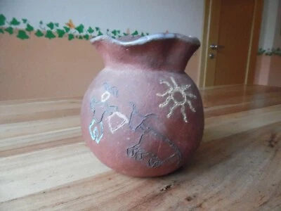 GETÖPFERTE DEKO VASE IN FORM EINES GELDSACKS MIT ENGOBEN - Bild 1 von 4