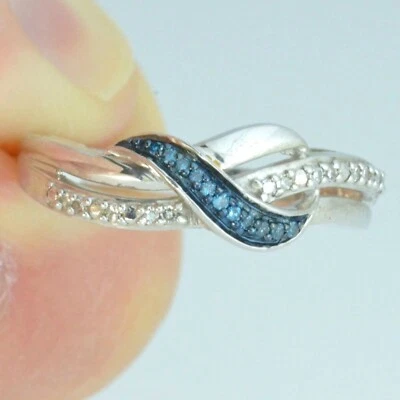 0.15 KT Creato IN Laboratorio Blu e Bianco Diamante Swirl Anello di Fidanzamento - Immagine 1 di 4