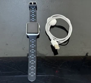 Apple Watch Series 1 42mm Boîtier Aluminium Bracelet Noir/Gris avec Chargeur - Photo 1 sur 3