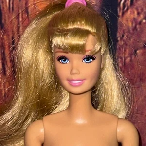Mattel Barbie Gelenkpuppe nude blonde Haare blaue Augen rosa Lippen lächeln - Bild 1 von 10
