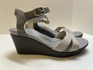 Crocs grau grey Leigh Keilabsatz Canvas verstellbare Riemen Slipper Gr. W10 #2 - Bild 1 von 14