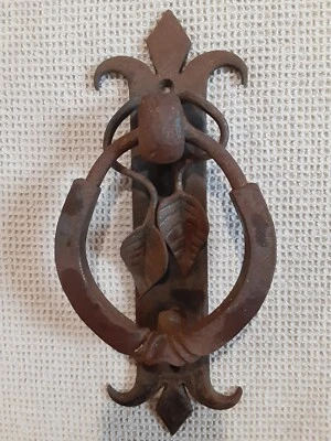 Antiguo llamador de puerta de hierro forjado con dos hojas Foto 1 de 4