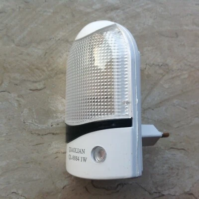 Luce Notturna Led Sensore Di Luce Si Attiva Con il Buio Presa A Muro Uso Facile - Immagine 1 di 4