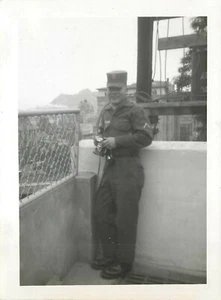 Foto instantánea en blanco y negro 1960 Corea Soldado del Ejército de los Estados Unidos en Seúl trabajando comunicaciones - Imagen 1 de 2