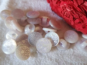 Lot 6 boutons anciens en nacre reflet violet clair alveole pied 1,1 cm ref 1012 - Picture 1 of 3