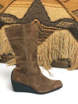 Bota de moda Predictions para mujer marrón gamuza cuña cremallera lateral talla 8,5 M 24917/11 Foto 1 de 4