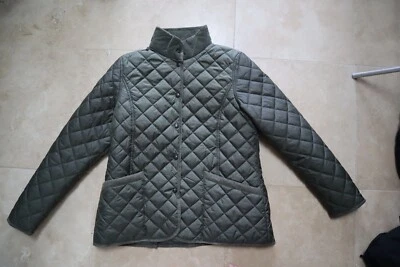 Jaqueta acolchoada verde oliva diamante OUTBACK TRADING CO isolada celeiro campo G - Imagem 1 de 4