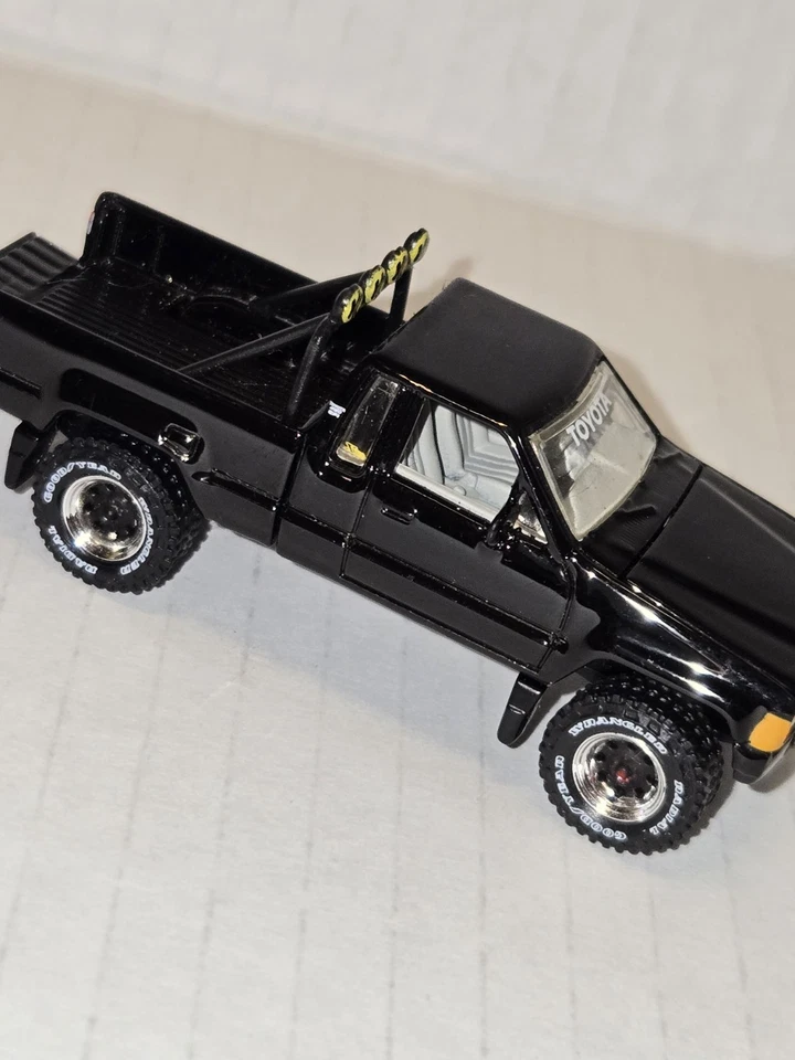 Camioneta pickup Toyota SR5 1985 Johnny Lightning Mystery Matinee 1/64 negra JLSP374 Foto 1 de 4