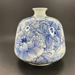 Jarrón coreano de malezas de porcelana azul y blanco con flores pintadas a mano - Imagen 1 de 9