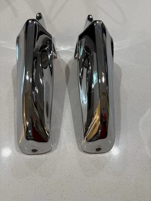 Chevy Impala 1963 par de protectores de parachoques trasero triple cromado OEM GM original. Foto 1 de 4