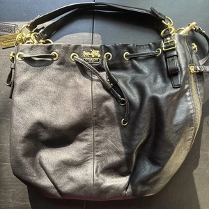 Bolso tipo cubo Coach Madison Marielle de cuero negro con cordón y dijes excelente - Imagen 1 de 14