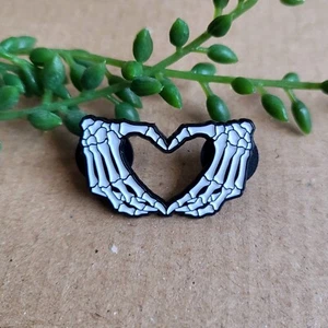 Skeleton heart Enamel Metal Pin Badge - Love hands valentines gothic Pin Gift - Picture 1 of 1