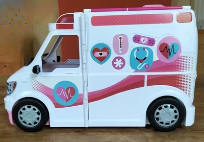 Barbie Krankenwagen, 2-in 1 inkl. aufklappbarem Krankenhaus-Spielset  - Bild 1 von 4