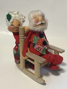 Vintage 1963 Annalee Weihnachten Santa & Mrs. Claus Puppen im Holz Schaukelstuhl - Bild 1 von 8