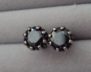 BEAUTIFUL STAINLESS STEEL AND BLACK FACETED STUD PIERCED EARRINGS #ve - Picture 1 of 3