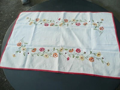 nappe ancienne en lin à décors de fleurs brodées en couleur - Photo 1/4