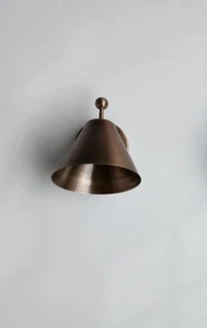Modernist Brass Wall Lamp – Crafted for Classic Interiors - Picture 1 of 6