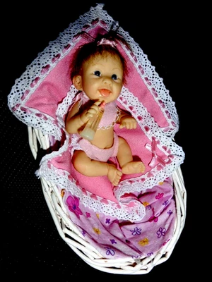 ASHTON DRAKE/SHERRY RAWN 4 英寸树脂分析正确婴儿娃娃带瓶 — 第 1/4 张图片