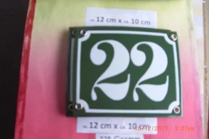 Hausnummer Nr.22 weiße Zahl auf gras - grünem Hintergrund 12 cm x 10 cm Emaille - Picture 1 of 12