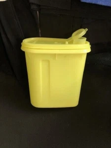 TUPPERWARE ~ Yellow 1 Quart Beverage Container (Vintage) Oval - Picture 1 of 1