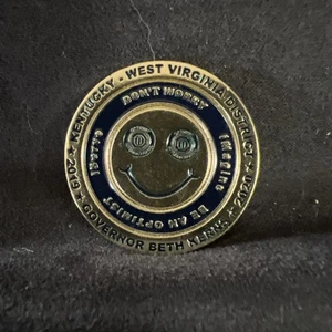 Pin de solapa Kentucky West Virginia Optimist Club 2019/2020 Don’t Worry Be Happy - Imagen 1 de 5
