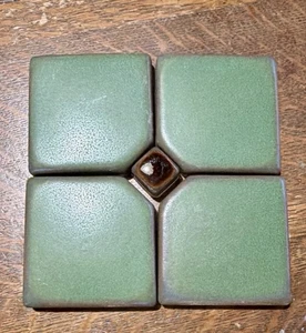 MOTAWI TILEWORKS 4 grüne Verlegefliesen mit brauner Mittelfliese - Bild 1 von 10