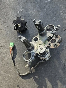 Suzuki DR650SE UPPER TRIPLE TREE CLAMP IGNITION KEY GAS CAP LOCK - Picture 1 of 8