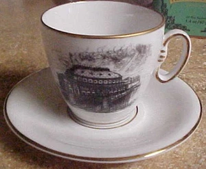 Mini taza de té y platillo Checoslovaquia casa sobre puente - Imagen 1 de 1