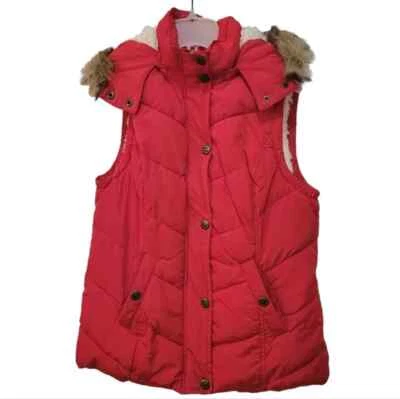 Жилет пуховик зеленый чай размер средний красный искусственный мех полиэстер на молнии капюшон на пуговицах - Изображение 1 из 4