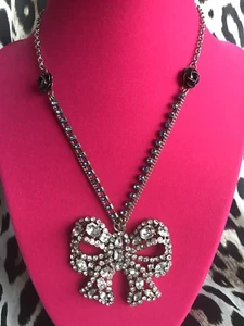 Betsey Johnson blaue Vintage Herzen GLITZERNDE silberne Kristall GROSSE Schleife Rose Halskette - Bild 1 von 4