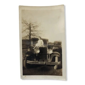 1929 Ford Modell A Tudor kleines Mädchen sitzt auf Kapuze schwarz weiß Foto - Bild 1 von 4