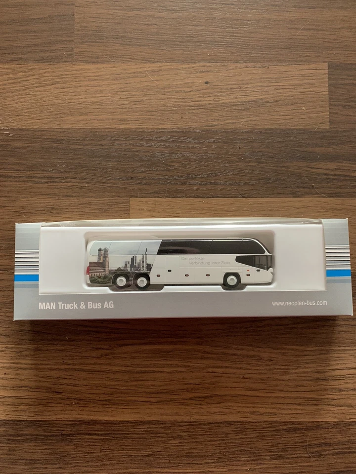 RARO AUTOBÚS NEOPLAN MAN AG CLASE VIP BLANCO 1:87 RIETZE (MODELO DE DISTRIBUIDOR) Foto 1 de 1