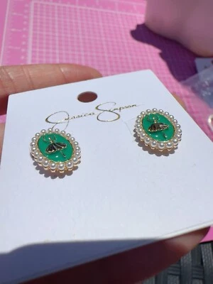 Pendientes Jessica Simpson perlas tono oro alrededor tachuelas bailarina verde Foto 1 de 4