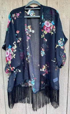 Mantón plumero kimono Xhilaration S/M negro SS floral y flecos Foto 1 de 4
