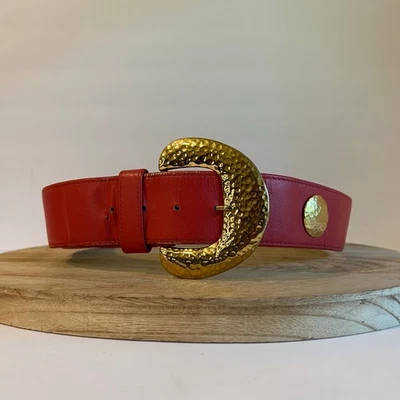 Винтажный красный пояс Carlisle из натуральной кожи с золотыми заклепками с коренастой пряжкой размер XS/S - Изображение 1 из 4