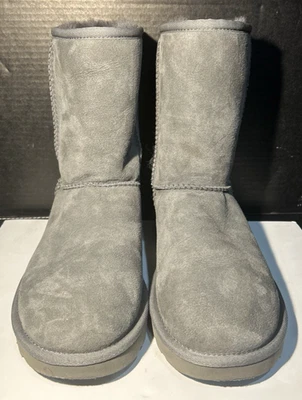 Botas cortas clásicas de gamuza gris 5825 UGG para mujer talla 8 de EE. UU. Foto 1 de 4