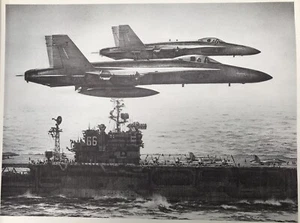 Vintage Print F18 Hornet 16x20" over CV66 Aircraft Carrier McDonnell Douglas - Foto 1 di 11