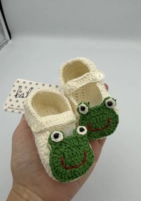 Botas de sapo de crochê bebê Mary Jane sapatos verde creme artesanal novas com etiquetas 0-6M - Imagem 1 de 4